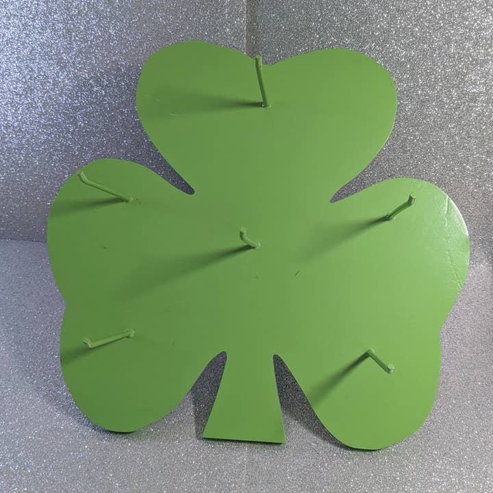 Présentoir en bois Shamrock Display pour petit objet pour la vente par Fiona Accessories