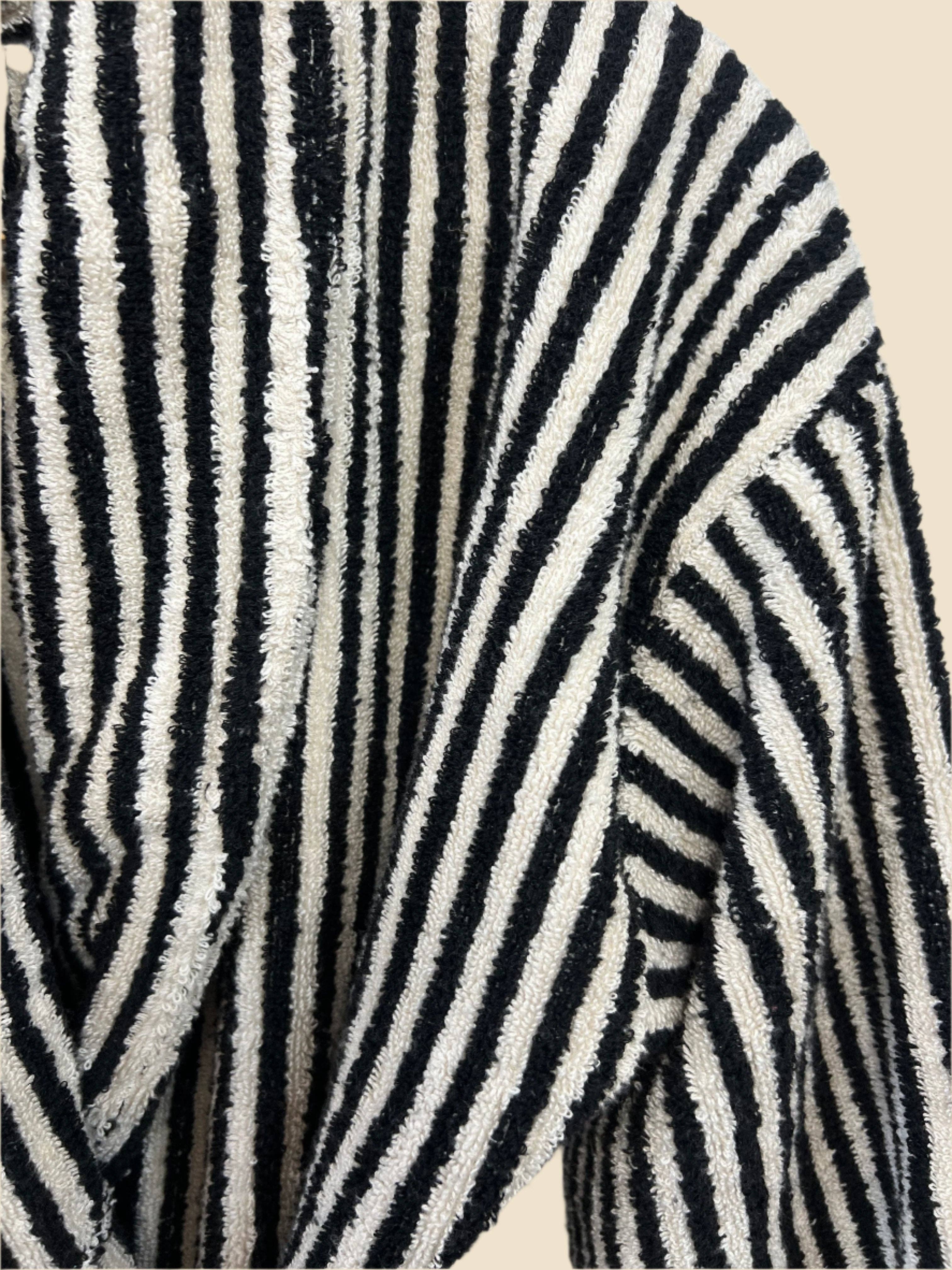 One Stone Goods - Vente Peignoir – unisexe - Peignoir à rayures noires et naturelles Wipeout1