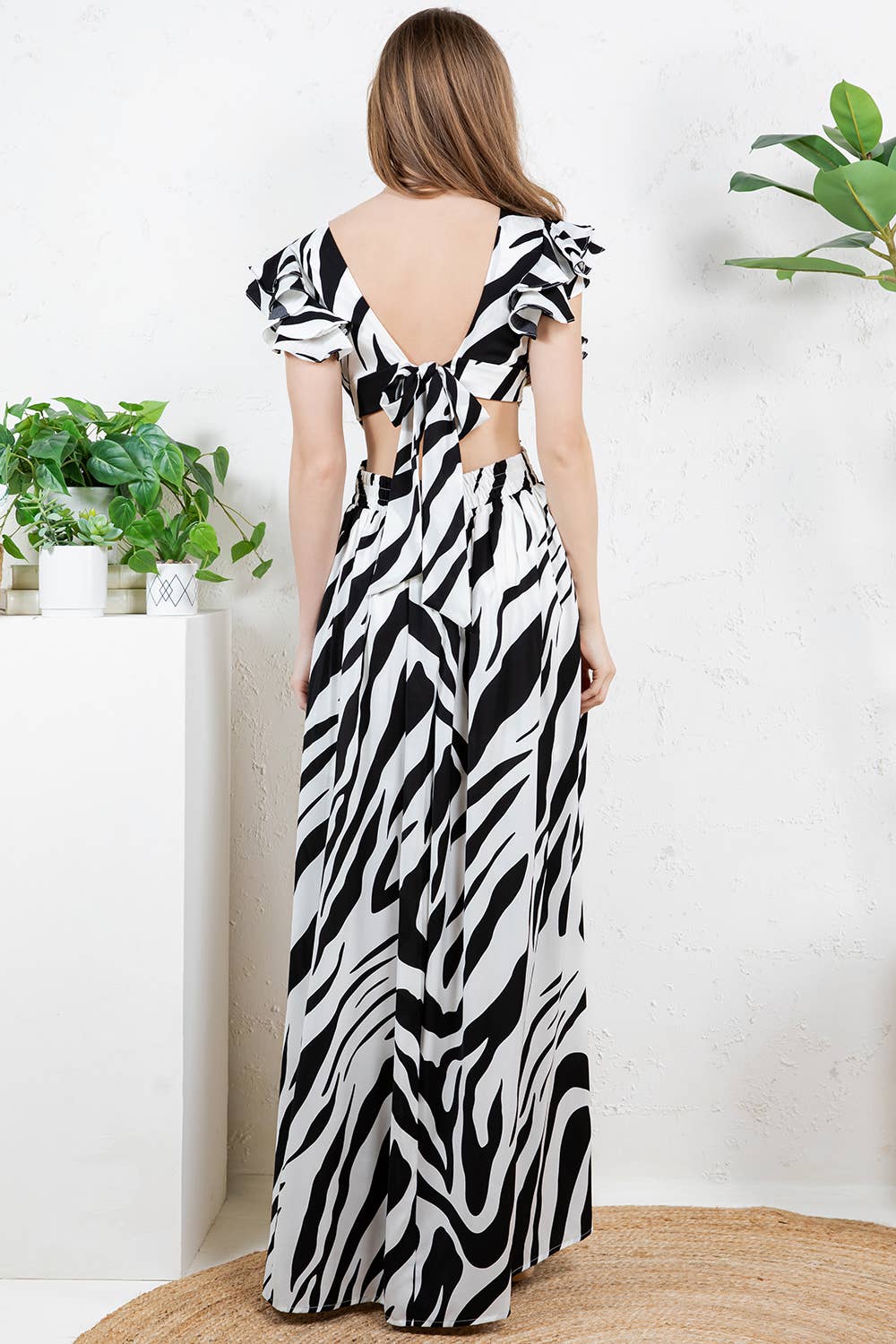 Preto Vestido comprido com decote em V profundo, mangas com folhos e recortes DM3620 para venda a revendedores na Faire6