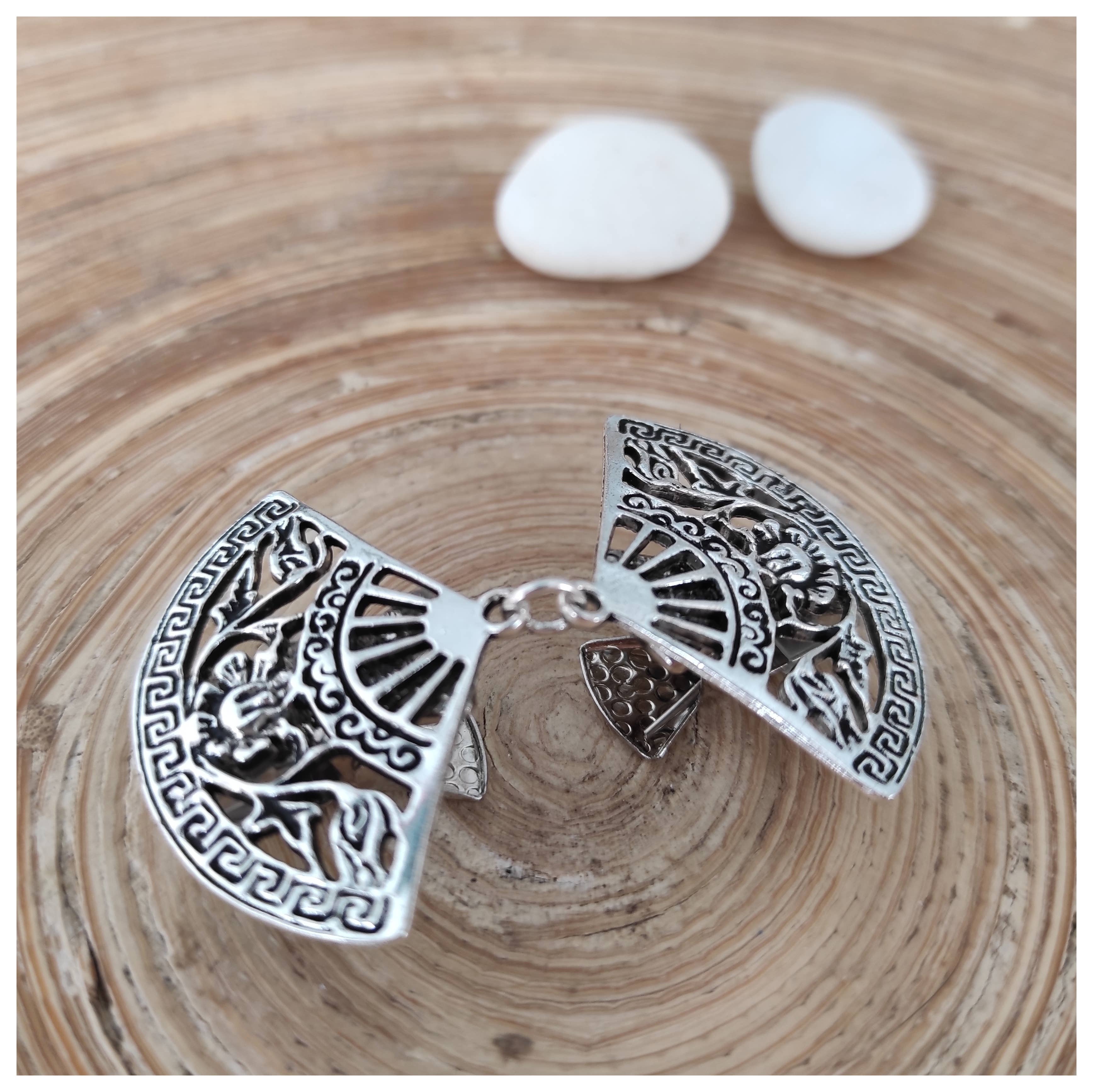 Cristina SJ creative shop - Wholesale Brooch - Carved fan clasp for closing jackets, closing layers.