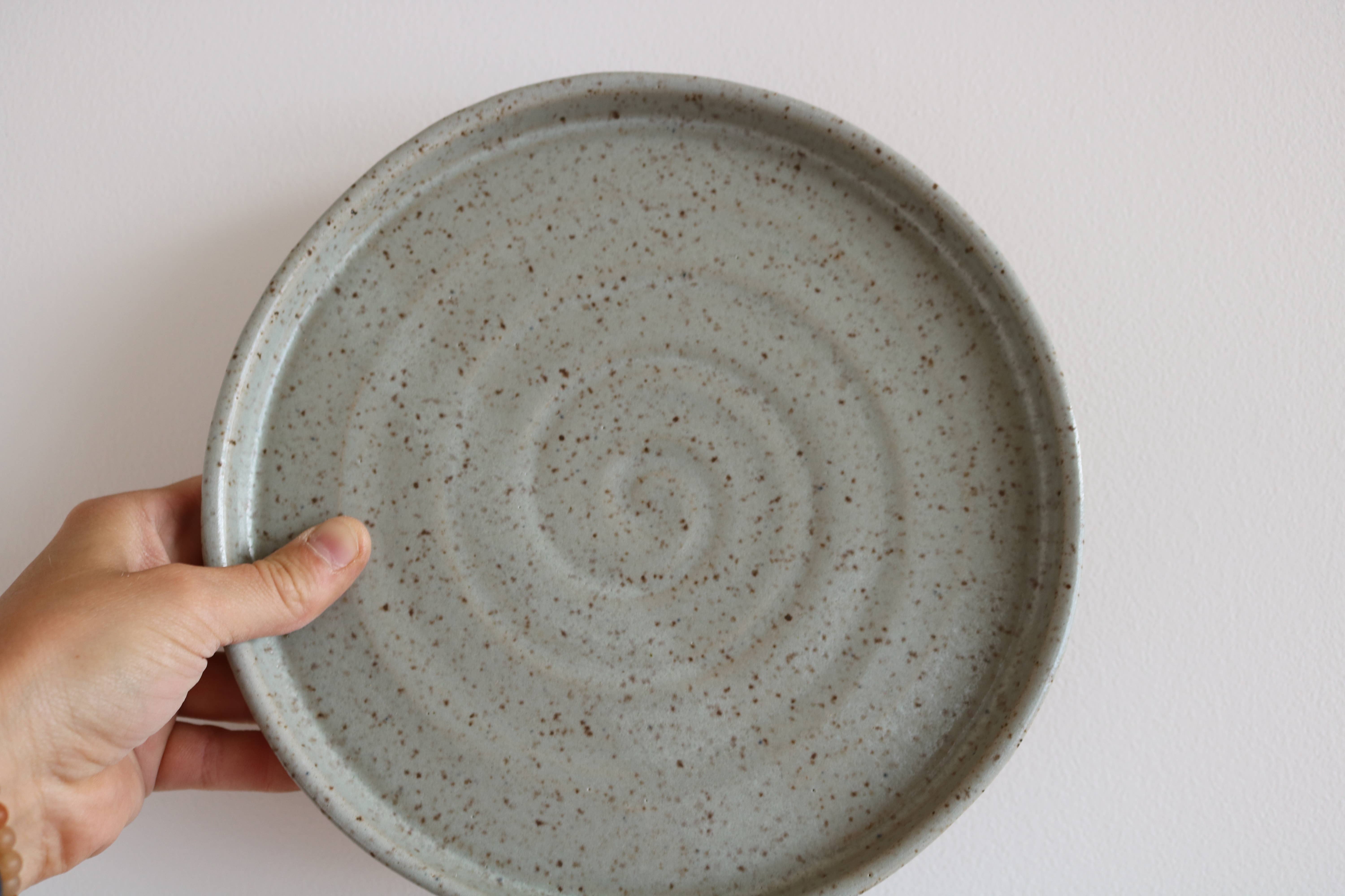 KJ Pottery - Wholesale Borden - Handgemaakte dinerborden van ijzerrood steengoedklei2