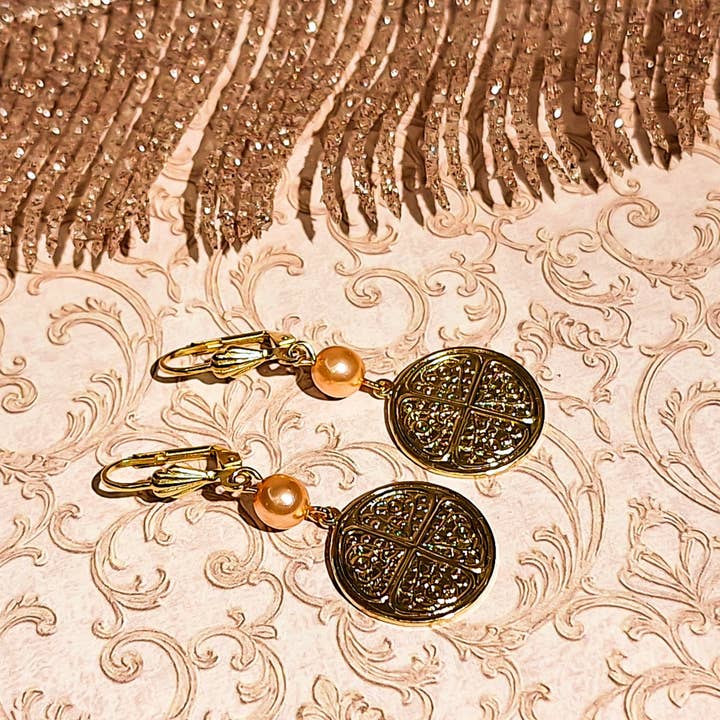 Orecchini in ottone dorato trifoglio perle Swarovski per la vendita all'ingrosso da parte di Lydée Déco