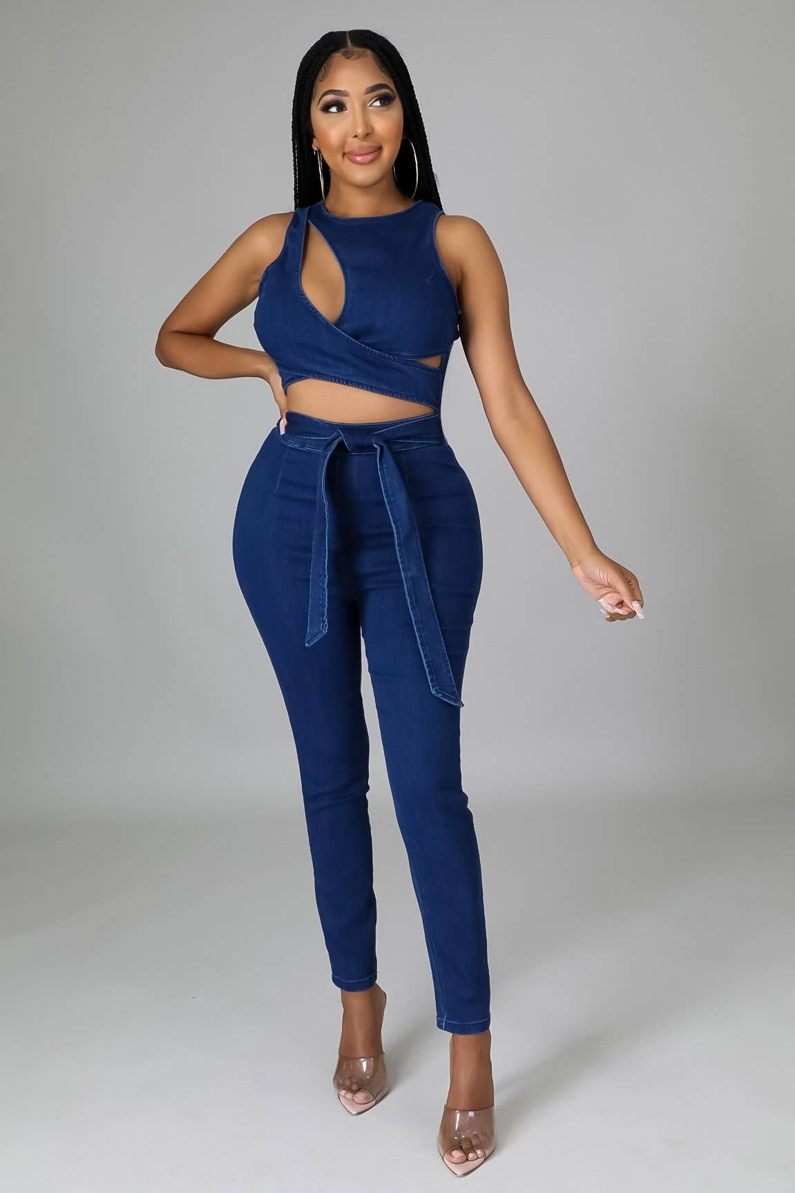 5besties inc – wholesale Jumpsuit - Dam – Jeansoverall med utskuret mönster och knytning2