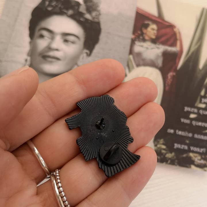 Pampa Mia - Wholesale Lapel Pin/Button - Frida pin + postcard pack2