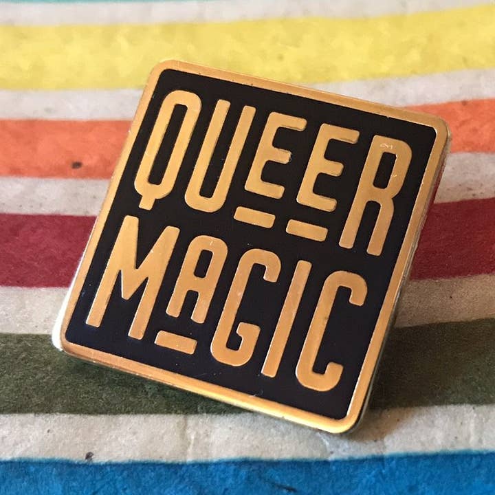 Pin magique Queer Noir pour la vente par TheThirdArrow