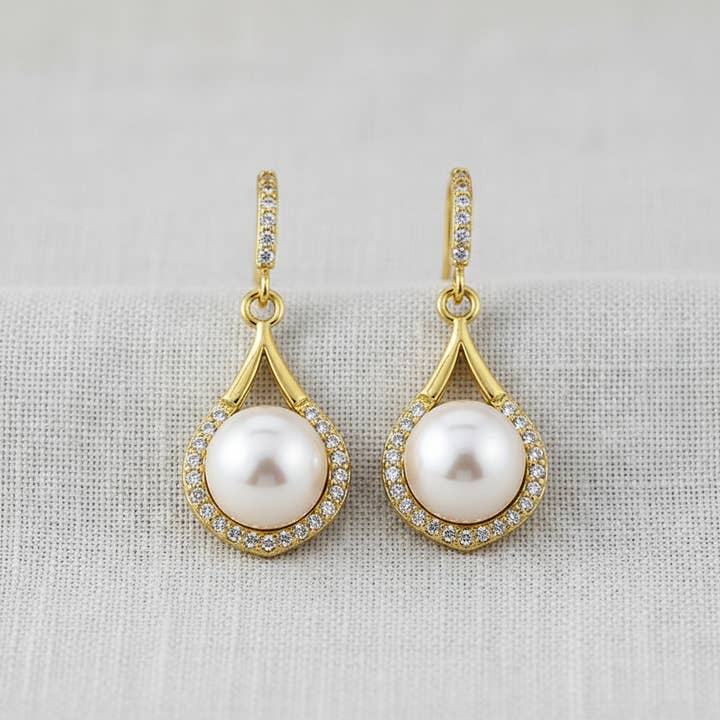 Boucles d'oreilles clous perle en forme de goutte pour la vente par camilla dovey