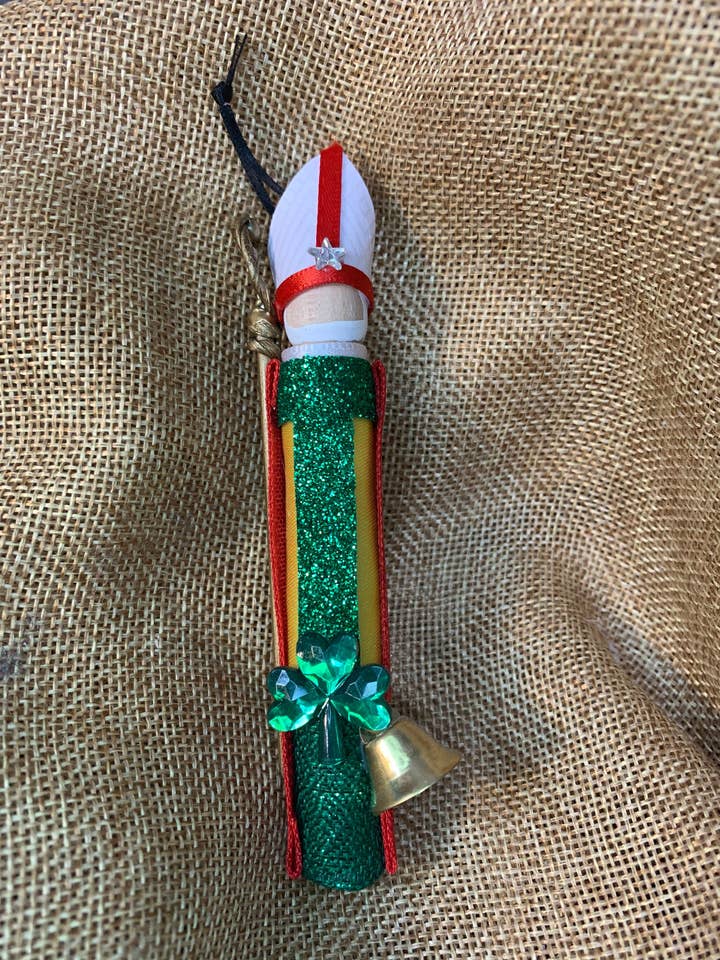 Hl. Kieran von Saighir (Hl. Kieran der Ältere) Puppenschmuck aus Holz für den Großhandel von Our Saint Family