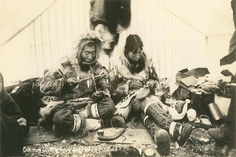Found Image Press - Wholesale Postcard - Postcard AK-147 Eskimos Driling Ivory0