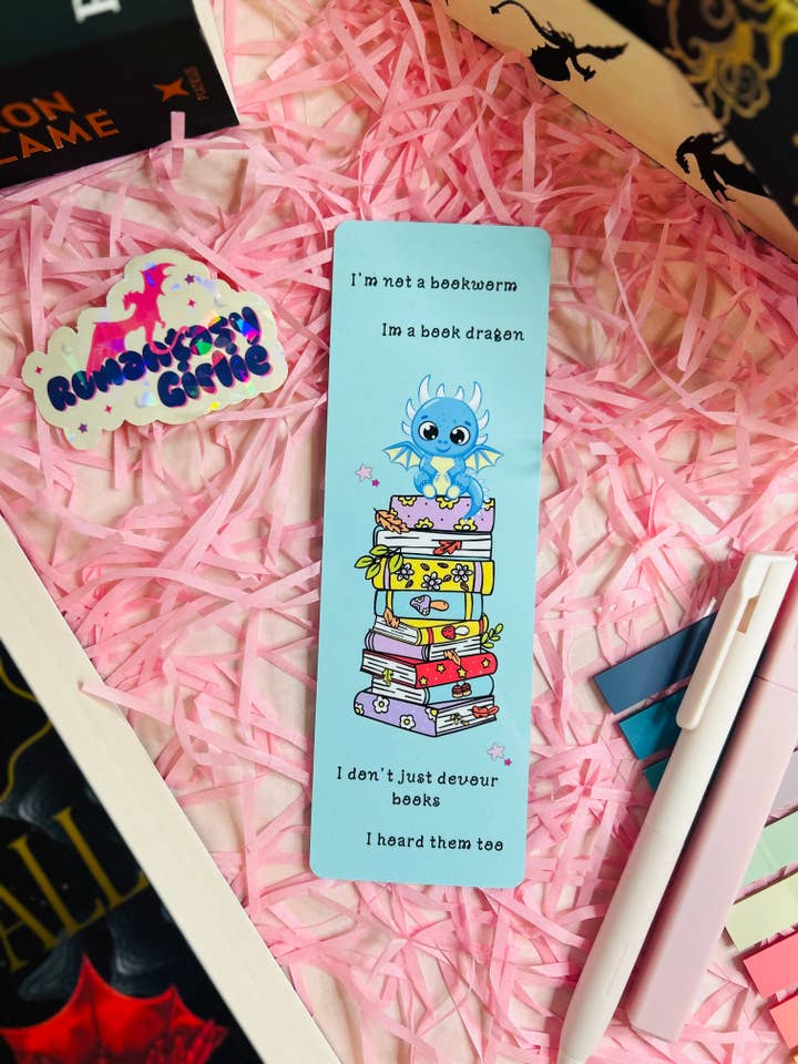 Marque-page Dragon collectionneur de livres – Design mignon et fantaisiste pour les amoureux des livres pour la vente par TheBookShack