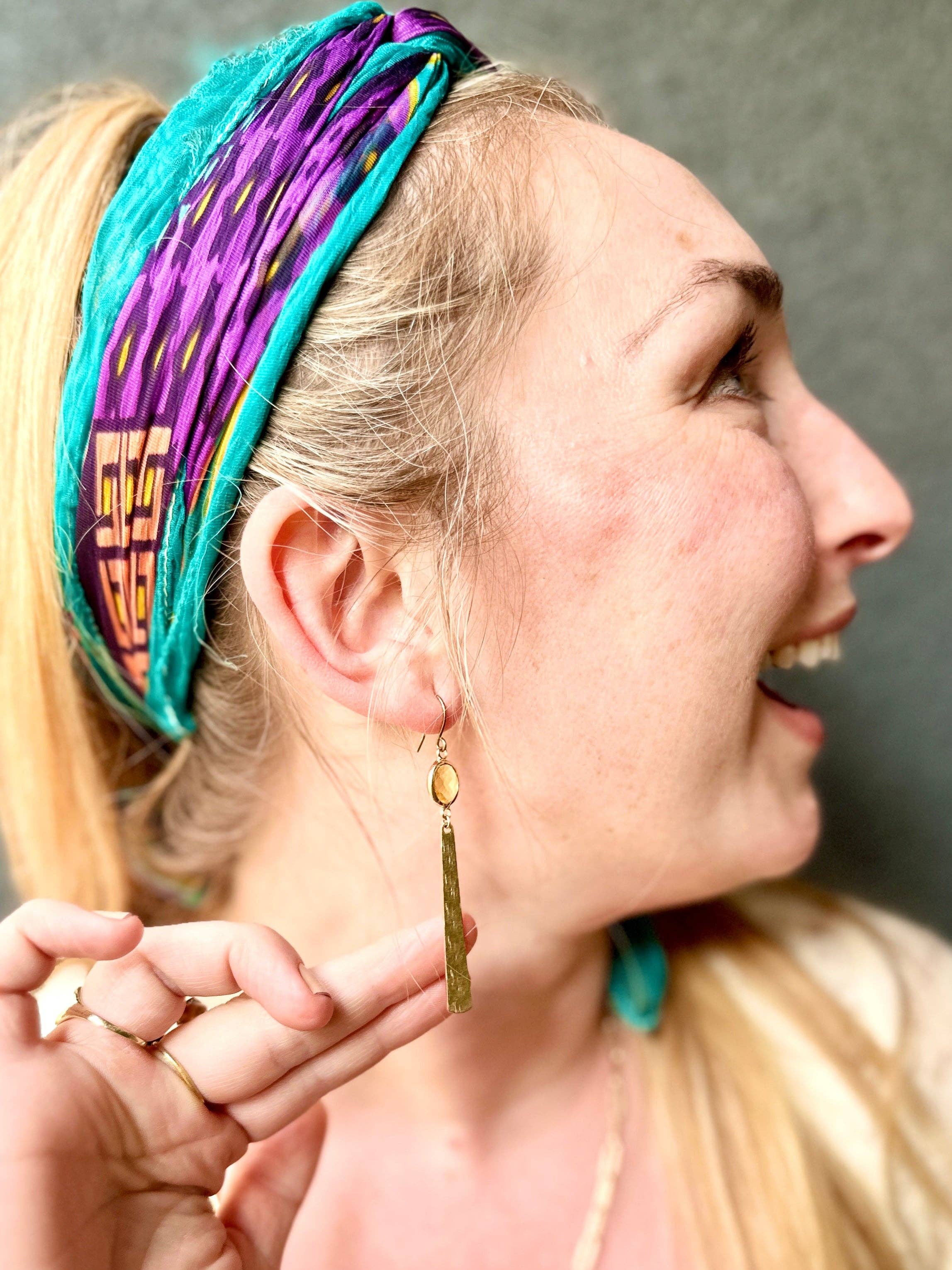 Moxie Collective (formerly Atonement Design) – Großhandel Ohrhänger – Gelbe ovale Perlen- und Messingstab-Ohrringe2