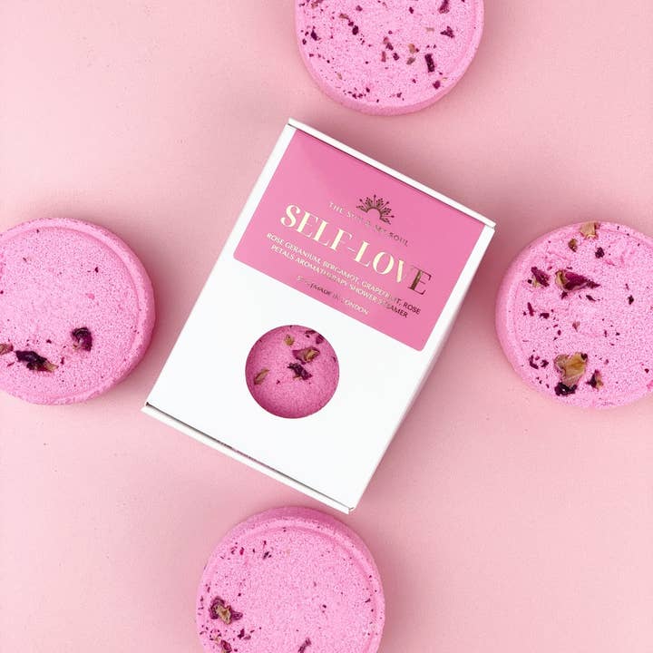 Aromatherapie-Duschdampfer „Self Love“ | Badebombe mit Rosenblüten für den Großhandel von The Sun & My Soul Bath Bomb Soak Wellness Gifts