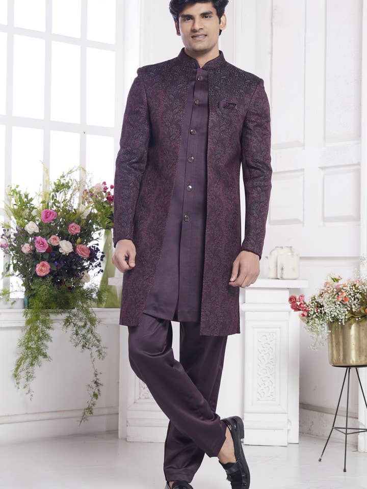 Sherwani Kurta Indo-Occidental Traditionnel en Soie Jacquard Violet Foncé avec Veste & Pantalon pour Hommes pour Mariage - Broderie pour la vente par HATKE BRIDE