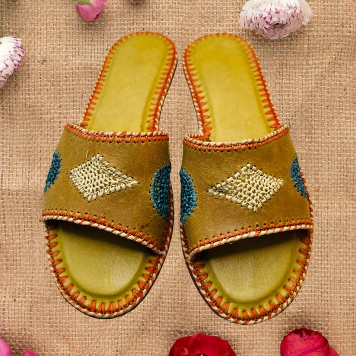 Beauté artisanale : chaussures en raphia naturel pour femmes pour la vente par LaMaisonBerbere