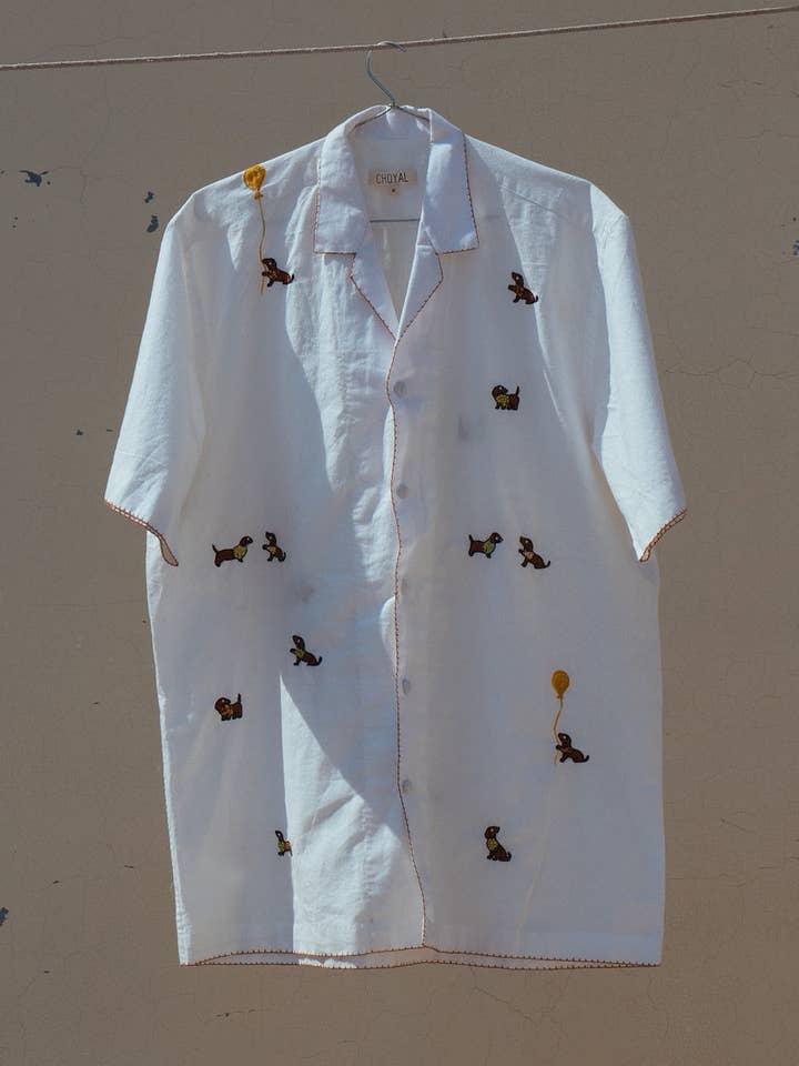 CHEMISE BRODÉE CHIOT JOUEUR - 100 % COTON pour la vente par Choyal - Fair Trade Unisex Clothing