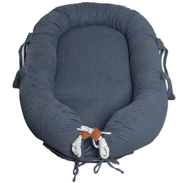 Bio Muslin Newborn Nest Iron for engroshandel hos Hi Little One