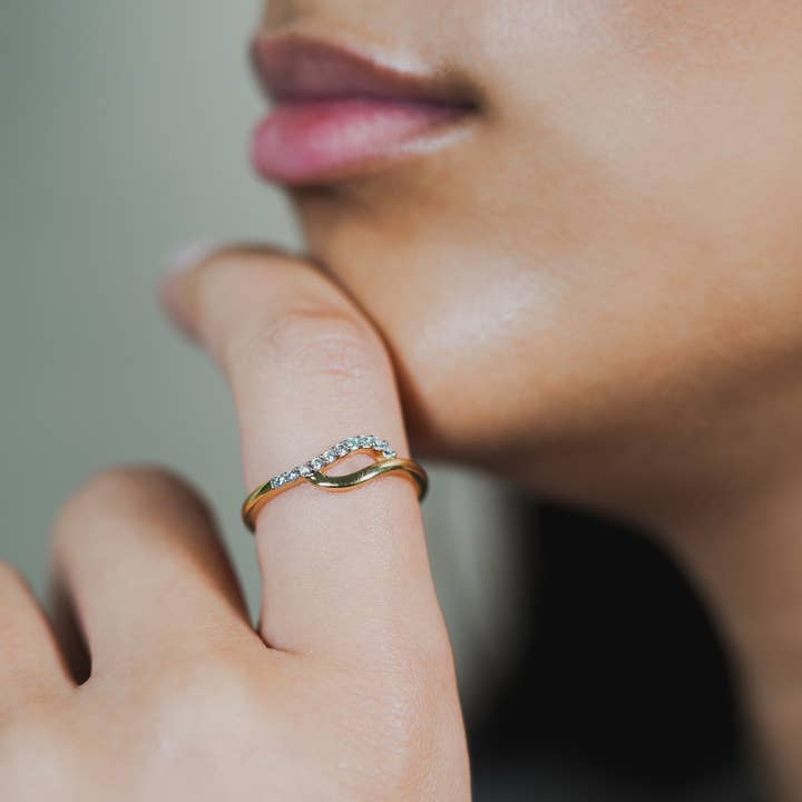 Bague Tide bicolore pavée et polie pour la vente par Buckley London
