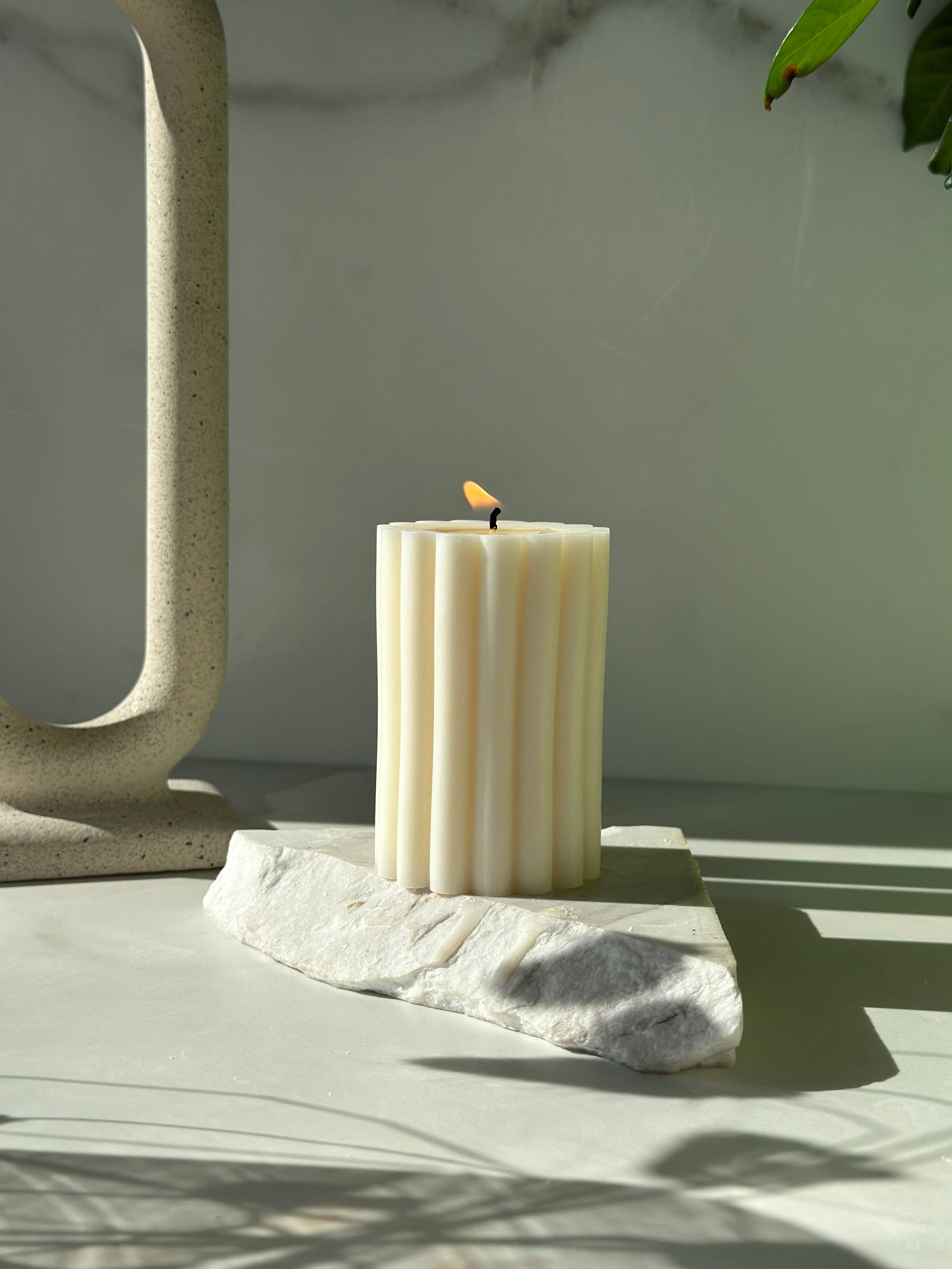 REMOVED BRAND – Engroshandel Søjlelys – Riflet stearinlys | Borddekorationer | Boligindretning | Neutrale farver2
