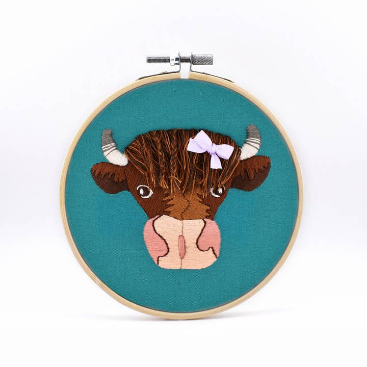 Annie Moo | Kit de broderie DIY Vache Highland pour la vente par Unraveling Joy - Embroidery