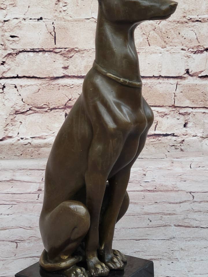 Sculpture d'art moderne en métal, bronze et base en marbre, Whippet, chien mince pour la vente par Bronzhaus