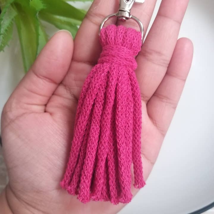 LLAVERO CON BORLA ROSA OSCURO para venta al por mayor de ARTESANIA