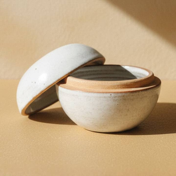 Bol couvert en céramique fait main - Aman blanc pour la vente par Sok Living