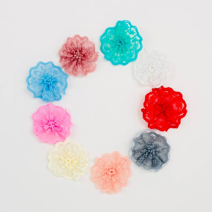 fleur en dentelle à volants, fleur en tissu pour bandeau pour la vente par Jazy and Eve