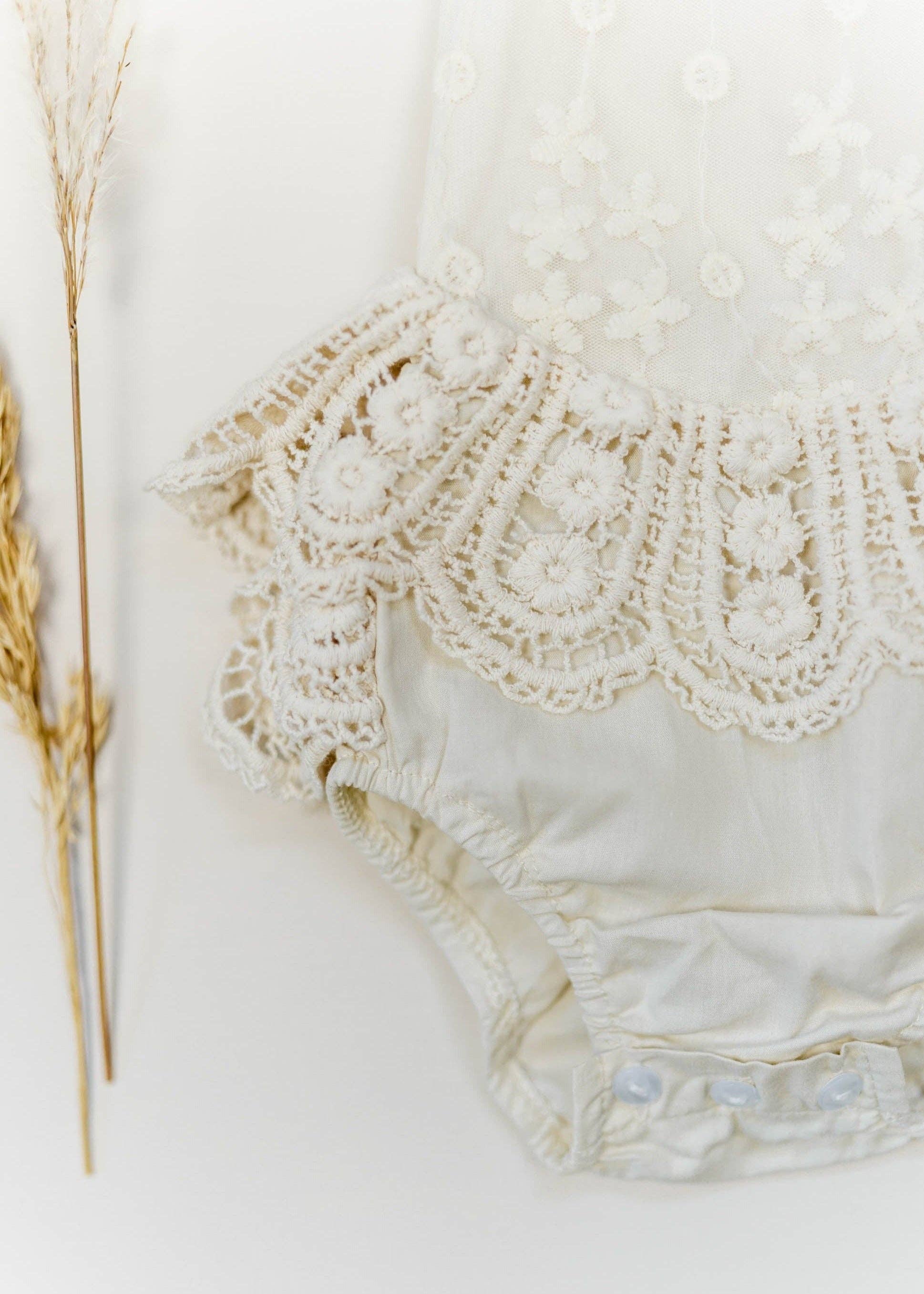 Laney + Sy – Bodysuit - Bebé por atacado – Macaquinho Boho Mila em Crochê4