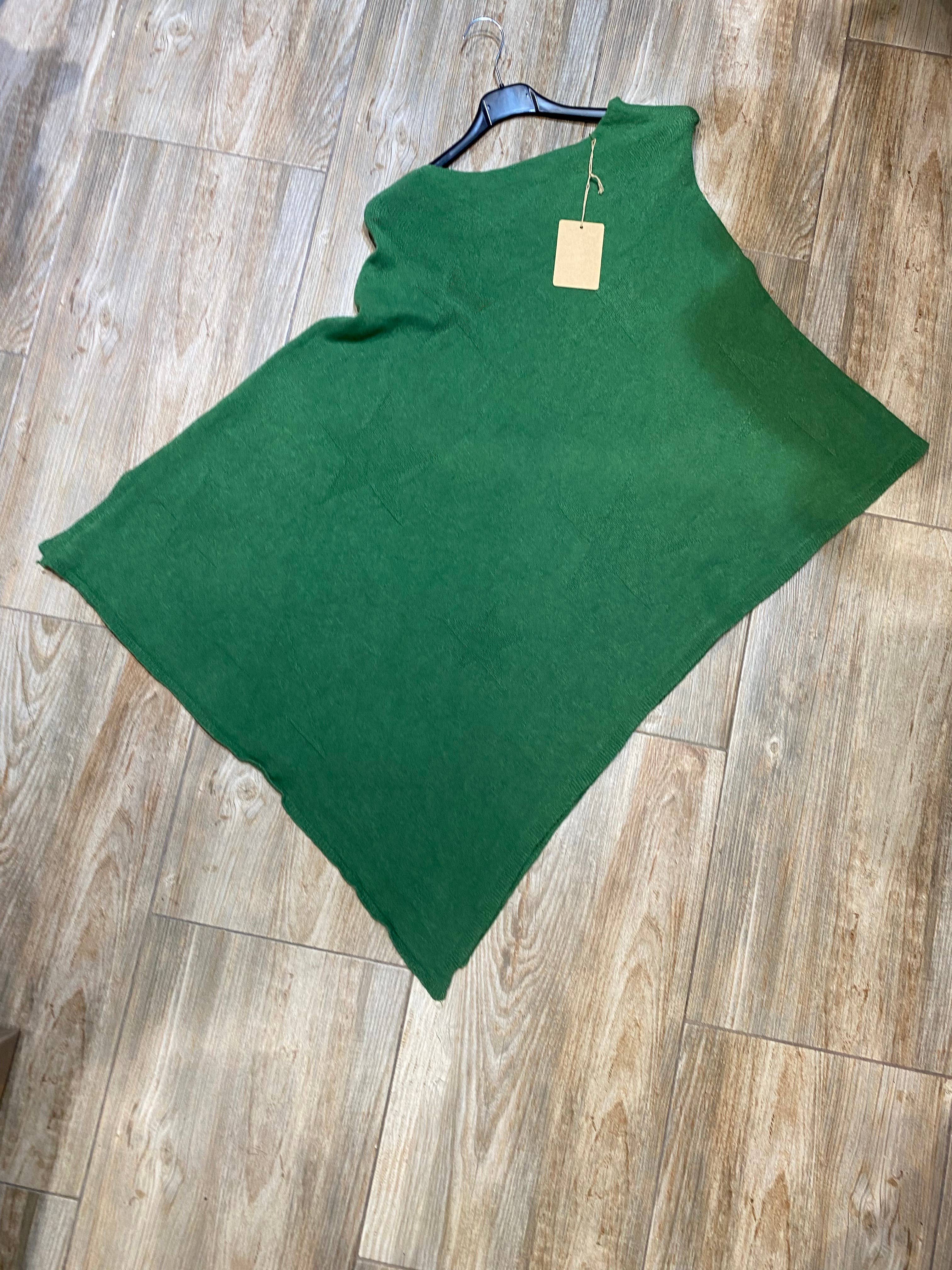 Lea & Luc - Grandes Tailles – wholesale Poncho – Women's – Star print poncho with round neck REF. 007613