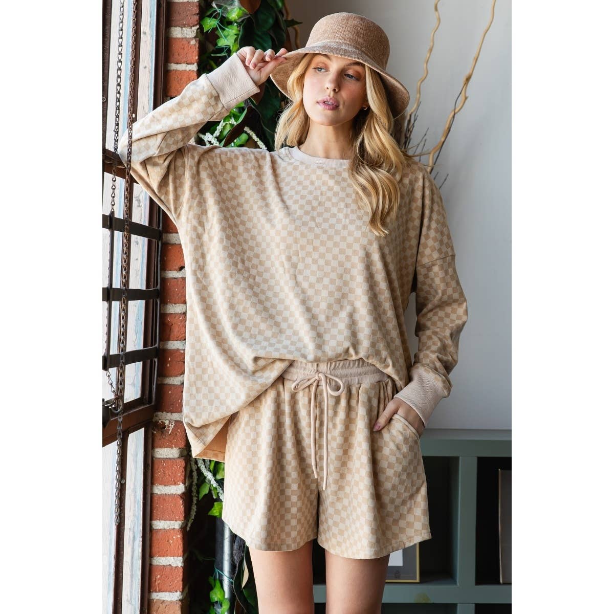 Veveret – Großhandel Loungewear-Set – Damen – Set aus kariertem Jerseytop und Shorts4