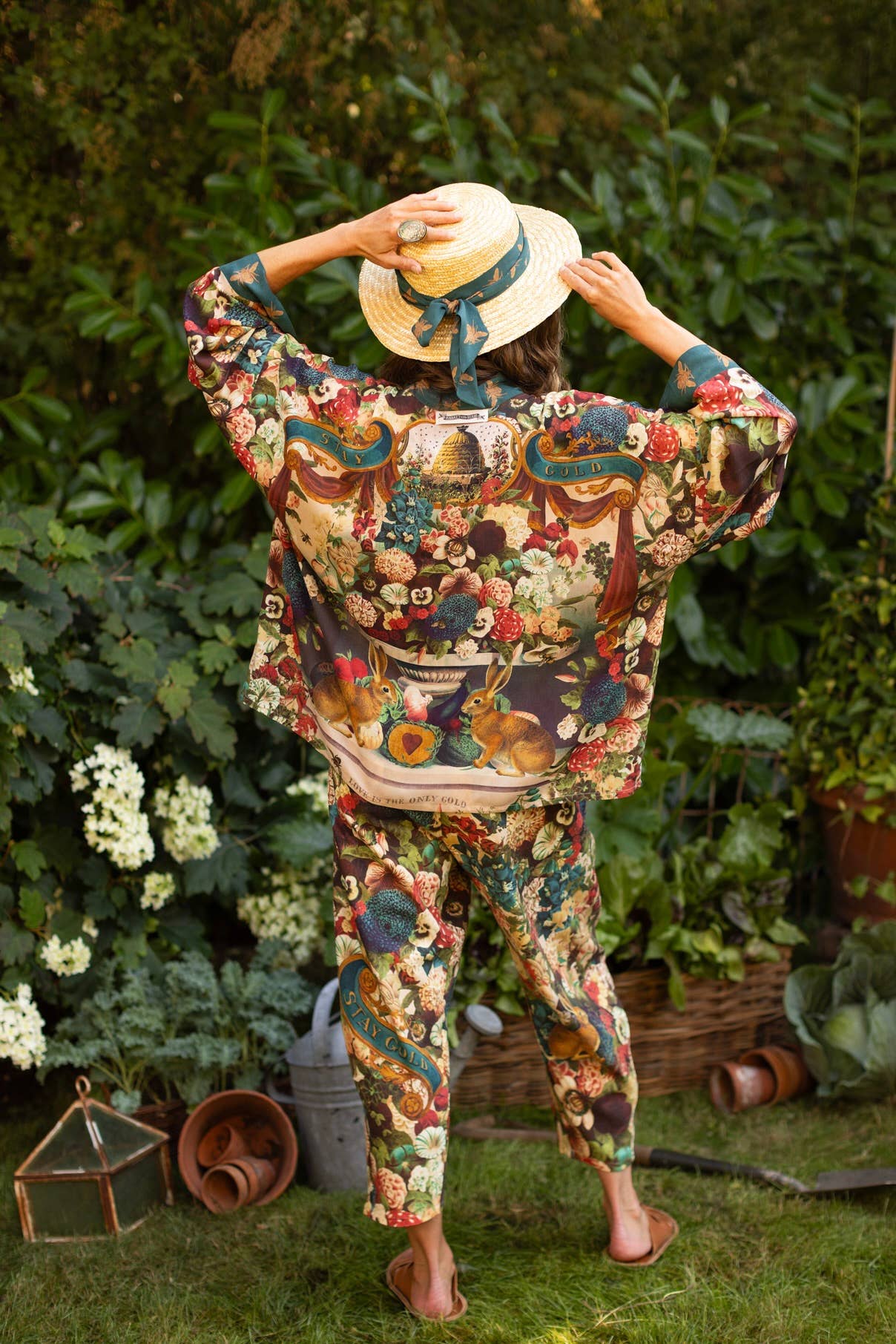 Market of Stars (USA) – Calças - Mulher por atacado – Calças Artista Cropped de Linho Stay Gold c/ Abelhas, Flores e Coelho14