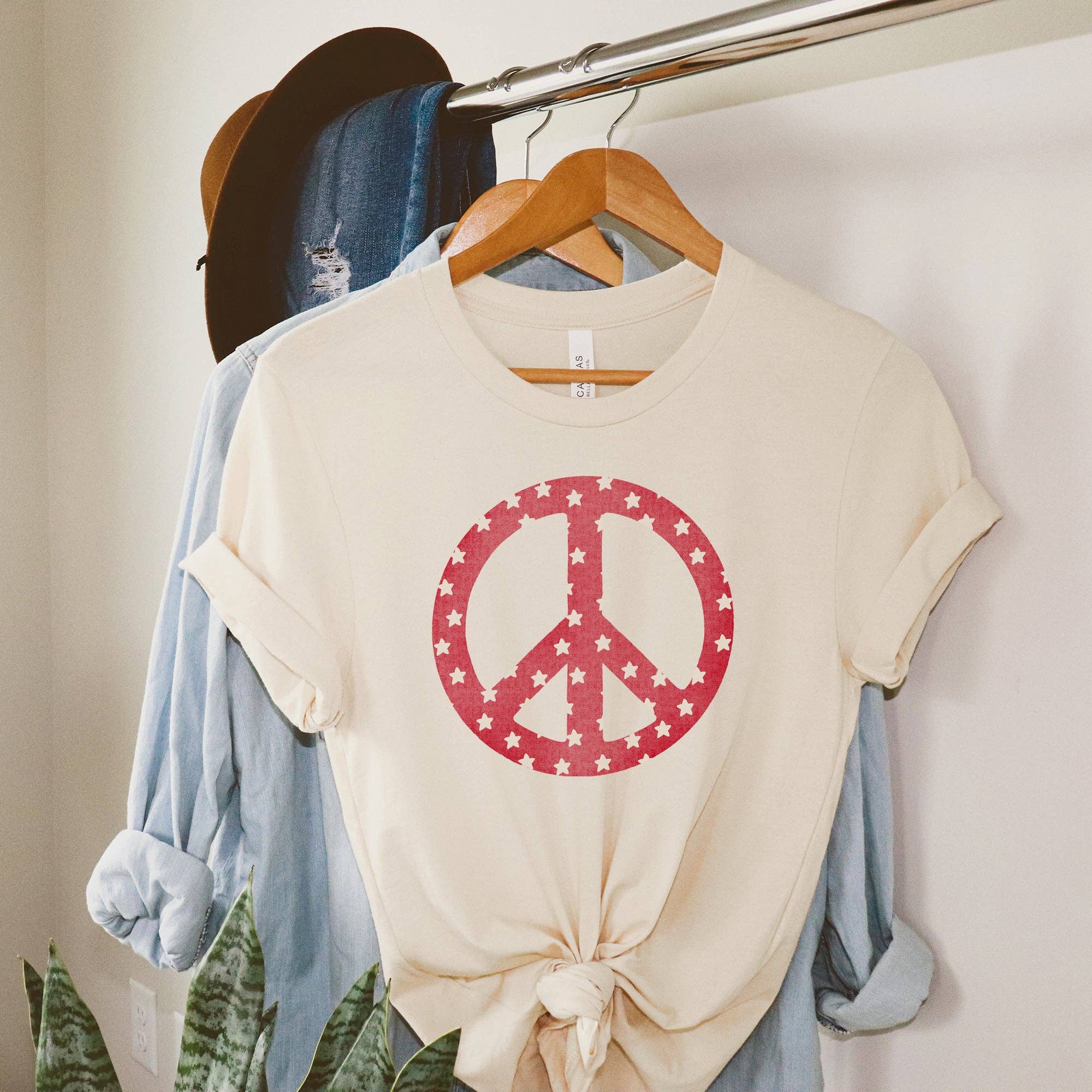 Olive And Ivory Wholesale - Vente T-shirt sérigraphié – femme - Patriotic Peace Sign | T-shirt graphique à manches courtes | Patriotic1