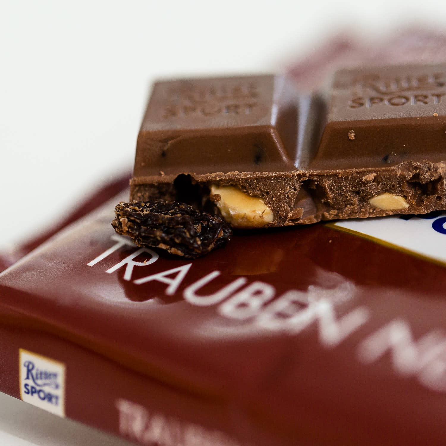 Phoenix Distributions - Vendita all'ingrosso Cioccolato - RITTER SPORT Trauben Nuss 100 grammi - confezione da 121