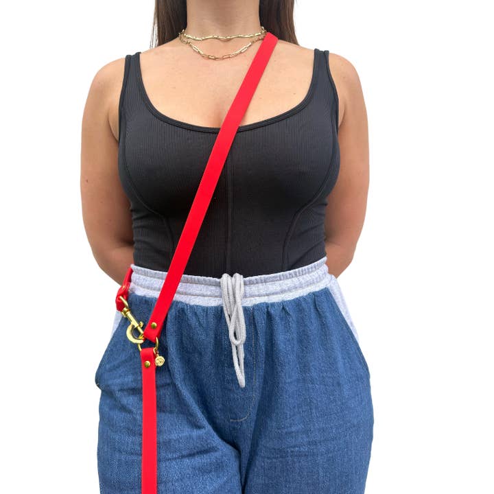 Rouge Rubis - Laisse pour chien mains libres et résistante aux éclaboussures pour la vente par Molly & Co.