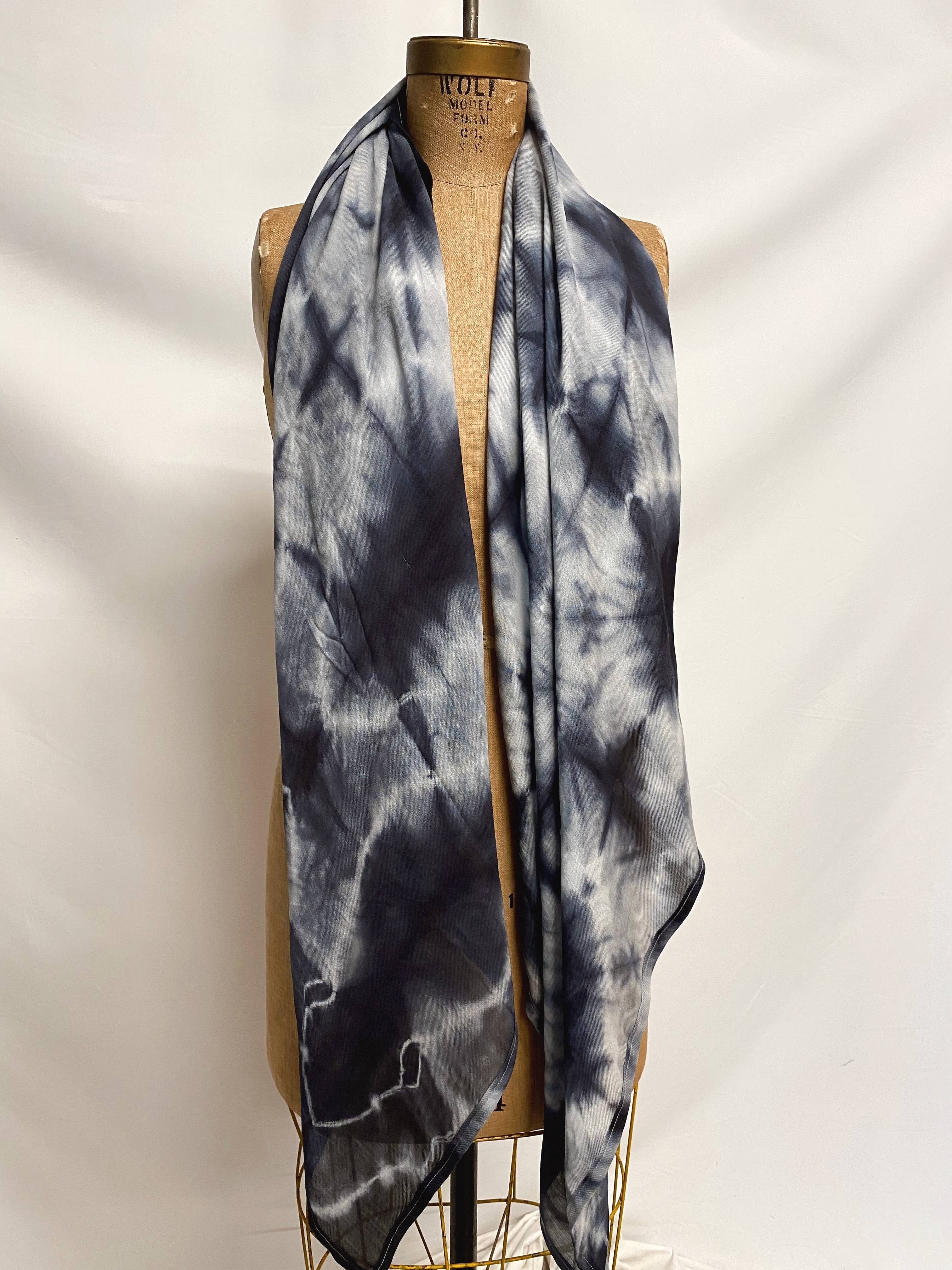 Explore Designs By Emelia Prince Ruyle - Vendita all'ingrosso Sciarpa - Donna - Sciarpa coperta in lana di seta Stellar tinta a mano5