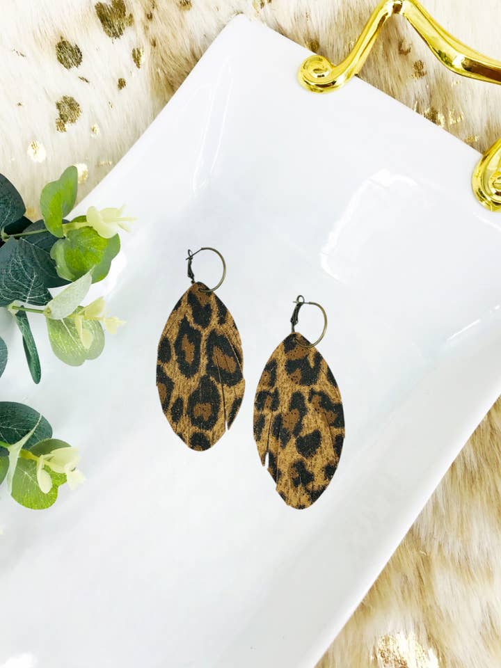 Fringe Cheetah ruskind læder Hoops - E19-3344 for engroshandel hos Magnolia & Peach Jewelry Boutique, LLC