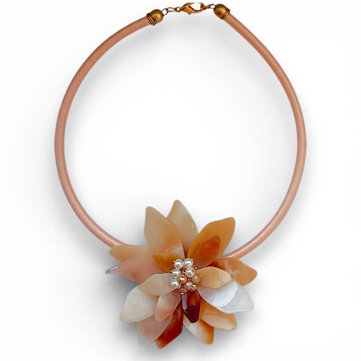 Collier ras-du-cou fleur de lotus neutre | Collier d'été imposant pour la vente par Bijoux Envie Statement Jewelry