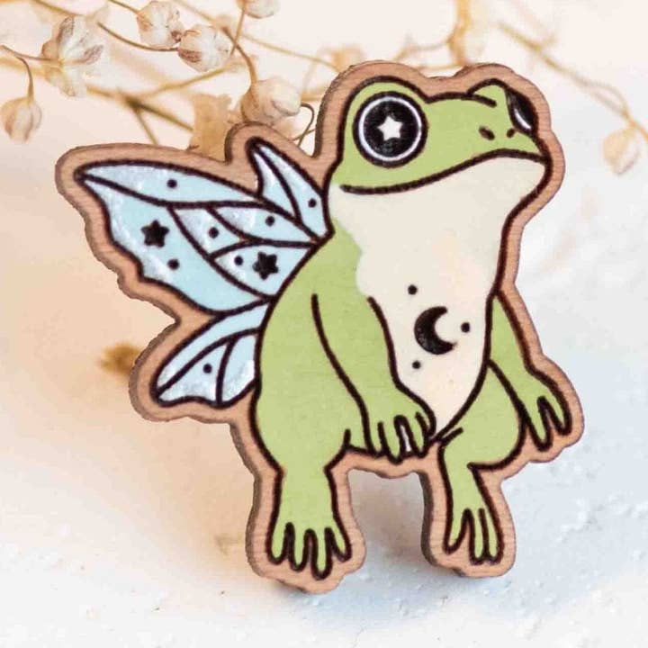 Badge en bois de cerisier peint à la main avec grenouille féerique -PL10253 pour la vente par Robin Valley