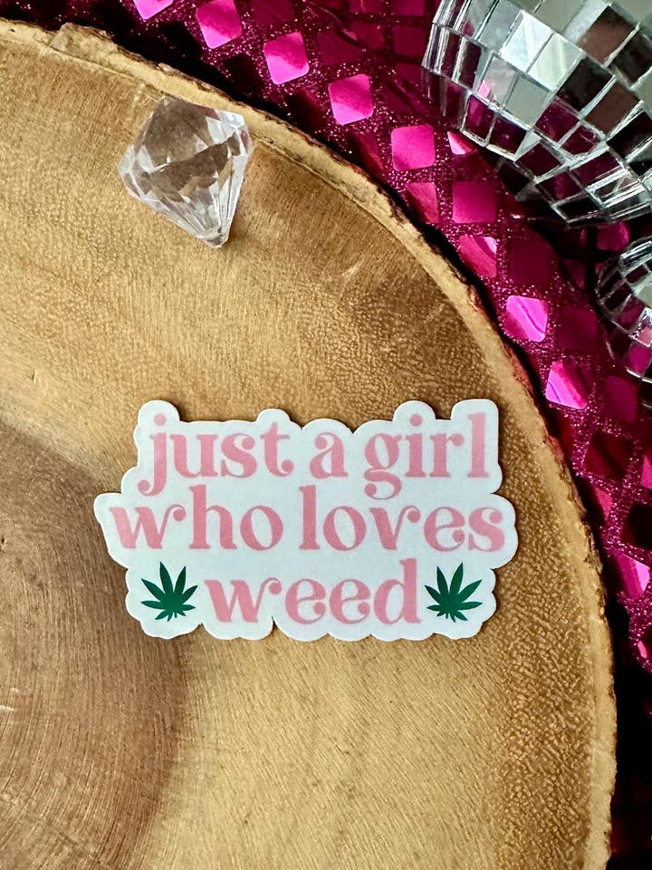 SOLO UNA CHICA QUE AMA LAS PEGATINAS DE MARIHUANA para venta al por mayor de The Haus of Holly