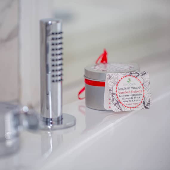 100% natural hazelnut & vanilla massage candle for wholesale by DEKODACC