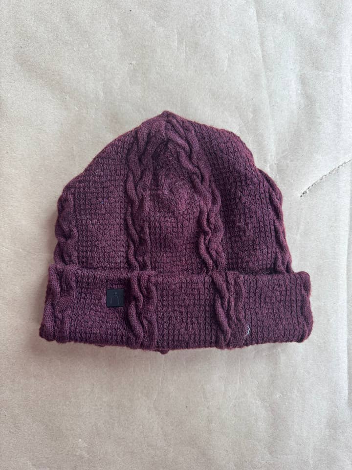 Échantillon - Tuque tressé aubergine for wholesale by Gibou
