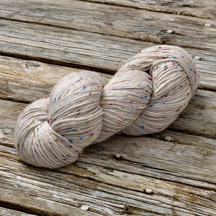 Rooster Yarns – Engroshandel Garn – Ufarvet garn: Donegal Tweed DK Strikkegarn