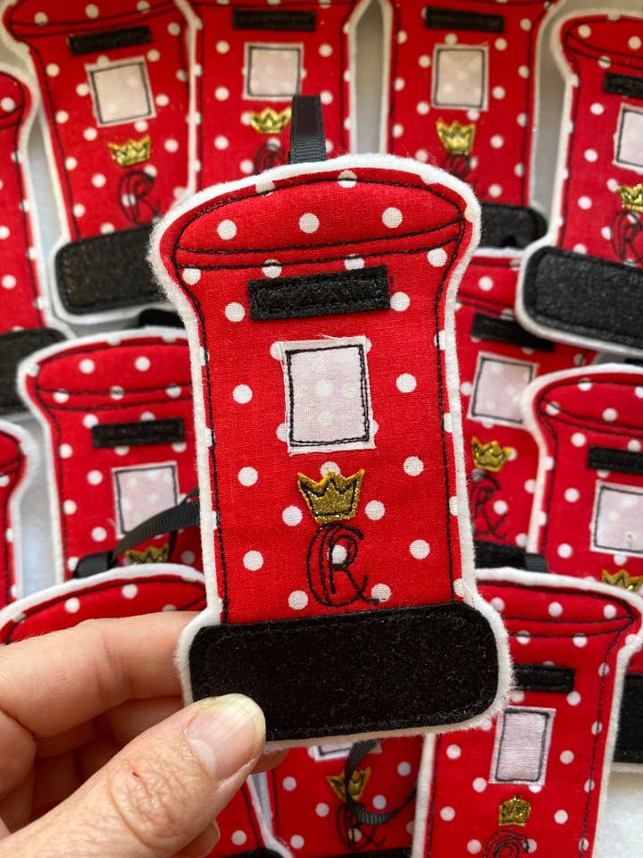 Décoration suspendue boîte aux lettres britannique brodée à la main. pour la vente par Girl Friday Embroidery