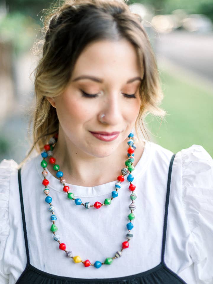 Collier de perles traditionnelles africaines pour la vente par The Bead Project by TWOPU