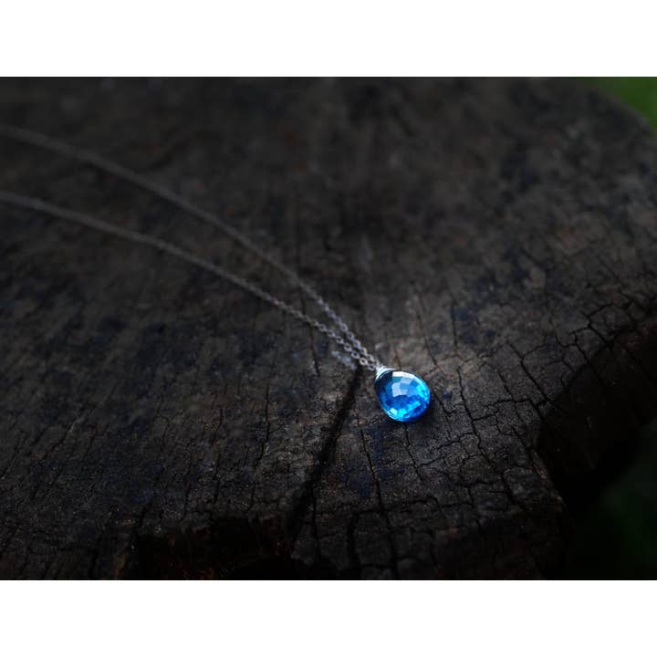 Joli collier goutte topaze bleue//Pierre précieuse naturelle incroyable et unique//Pierre de naissance de décembre//Boho//Bijoux hawaïens enroulés de fil de fer// pour la vente par Treehouse Jewelry Hawaii