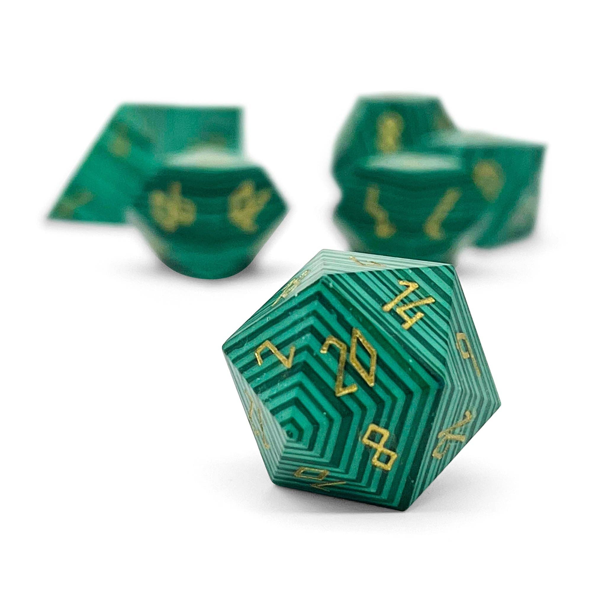 Norse Foundry - Vente Dé - Malachite - Ensemble de dés RPG en pierre précieuse avec police dorée, 7 pièces2