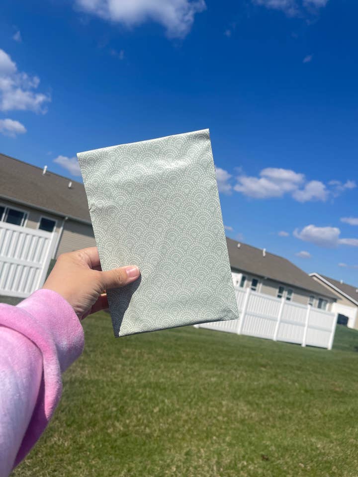 Pochette d'expédition verte à cœurs 6x9 pour la vente par Happy Hustle Hub