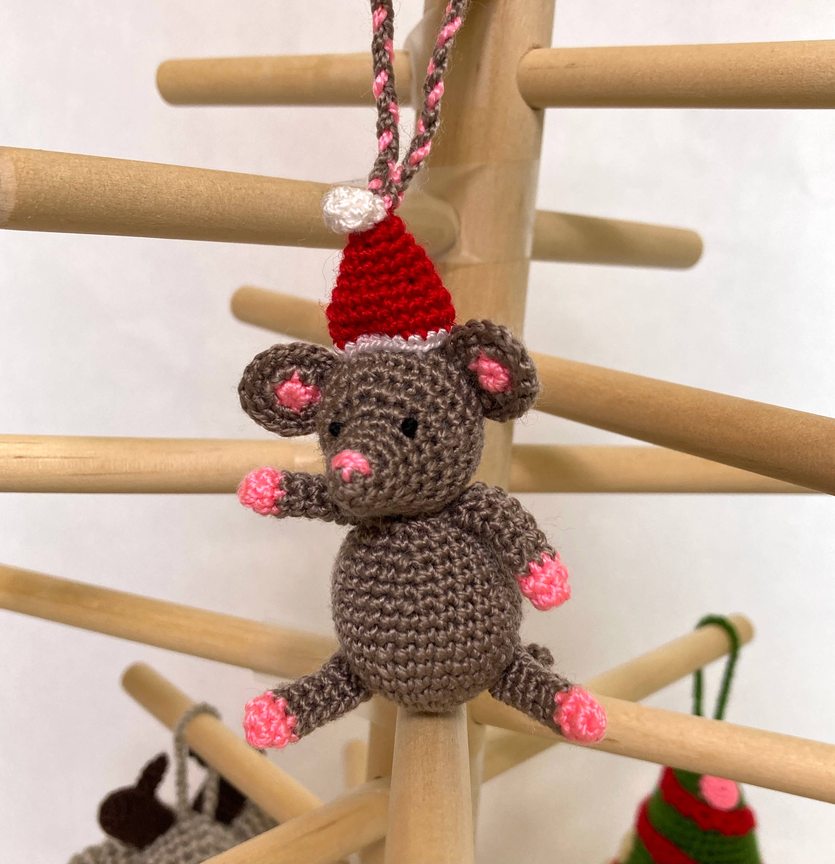 HDIF-USA - Wholesale Ornament - Crocheted Ornament "Christmas Mouse"1
