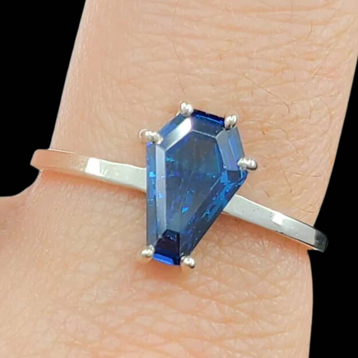 Bague Cercueil Bleu Saphir Mignon 6x9 pour la vente par Inchoo bijoux inc