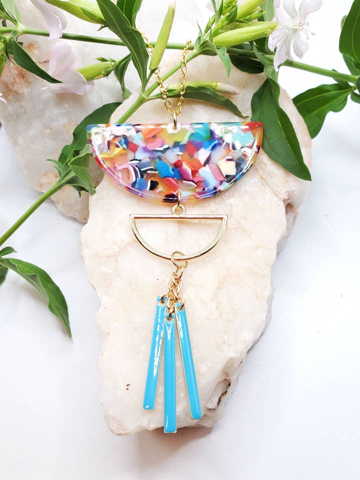 Halskæde, Multi-farvet Half Moon Resin m/Emalje Dingler for engroshandel hos Jezabel Adornment