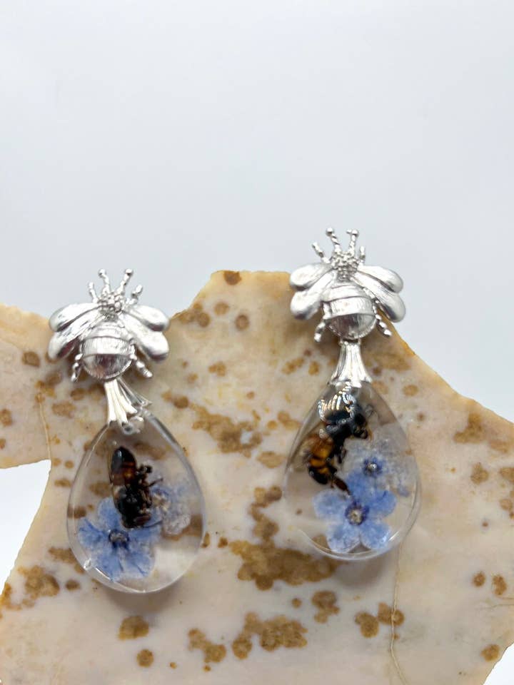 Pendientes de abeja auténtica con tachuelas en forma de flor o aros para venta al por mayor de Vivian Treasury